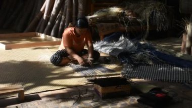 Tayland 'da 12 Ekim 2023' te Phatthalung, Tayland 'daki el sanatları atölyesinde özel el yapımı krachut ya da sedge ürünleri sergilenecek.