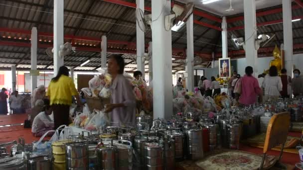 사람들을위한 조상과 Preta 배고픈 귀신에게 Duan Sip 제품의 축제는 Maphrao — 비디오