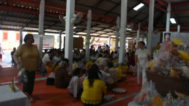 10月10日のフェスティバルまたはサットデュアンシップは タイ人のための先祖やプリタや空腹の幽霊が 10月12日 パッタンシュタットのワットクアン マフラオ寺院で儀式に参加するメリットがあります — ストック動画