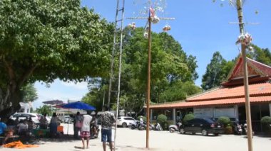 Tayland halkı, 14 Ekim 2023 'te Phatthalung, Tayland' da Onuncu Ay Festivali 'nde direğe tırmanma ayinine katıldı.