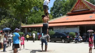 Tayland halkı, 14 Ekim 2023 'te Tayland' ın Phatthalung kentinde düzenlenen Wat Khuan Maphrao Tapınağı 'nda düzenlenen Onuncu Ay Festivali' nde ya da Sat Duan Sip at Duan Sip 'te direğe tırmanma ritüeline katıldı.