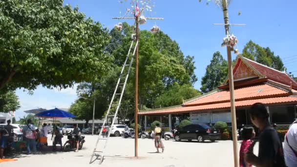 Gente Local Tailandesa Une Poste Aceite Escalada Ritual Para Recoger Metraje De Stock