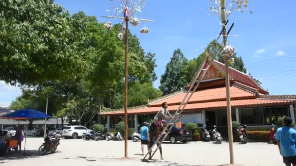 Gente Local Tailandesa Une Poste Aceite Escalada Ritual Para Recoger — Vídeo de stock