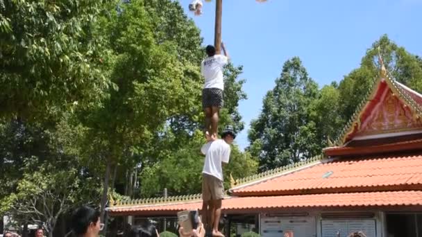 Gente Local Tailandesa Une Poste Aceite Escalada Ritual Para Tomar Clip De Vídeo