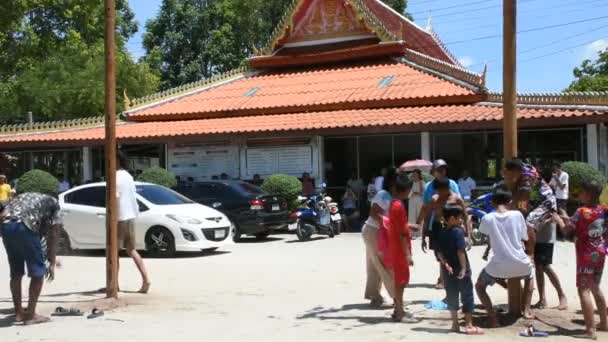 Tajska Miejscowa Ludność Dołącza Rytualnego Wspinania Się Słup Olejowy Aby — Wideo stockowe