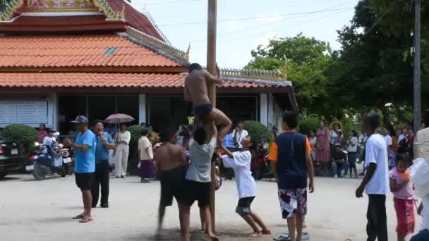 Povos Locais Tailandeses Juntam Ritual Escalada Pólo Petróleo Para Fazer — Vídeo de Stock