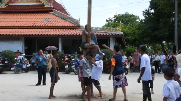 Gente Local Tailandesa Une Poste Aceite Escalada Ritual Para Tomar — Vídeo de stock