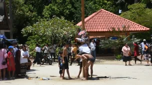 Gente Local Tailandesa Une Poste Aceite Escalada Ritual Para Tomar — Vídeo de stock