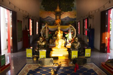 Buda ve Budist aziz kutsal arhat ya da Budizm keşişi Wat Lat Pla duk Tapınağı 'nın soylu arahant heykeli 30 Ekim 2023' te Tayland Nonthaburi 'de dua törenine katılın.