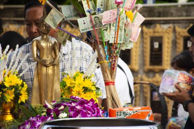 Tay halkı Tak Bat Budizm Festivali 'ne katılıyor ve 30 Ekim 2023' te Tak Bat Thewo 'daki keşişe Wat Lat Pladuk Tapınağı' nda Budist 'i kutluyor.