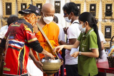 Tay halkı Tak Bat Budizm Festivali 'ne katılıyor ve 30 Ekim 2023' te Tak Bat Thewo 'daki keşişe Wat Lat Pladuk Tapınağı' nda Budist 'i kutluyor.