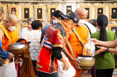 Tay halkı Tak Bat Budizm Festivali 'ne katılıyor ve 30 Ekim 2023' te Tak Bat Thewo 'daki keşişe Wat Lat Pladuk Tapınağı' nda Budist 'i kutluyor.