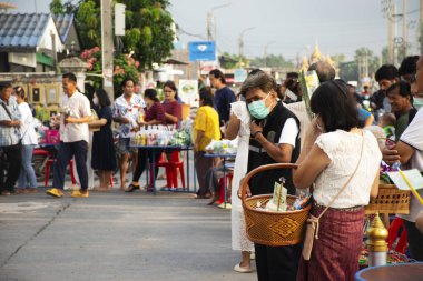 Tay halkı Tak Bat Budizm Festivali 'ne katılıyor ve 30 Ekim 2023' te Tak Bat Thewo 'daki keşişe Wat Lat Pladuk Tapınağı' nda Budist 'i kutluyor.