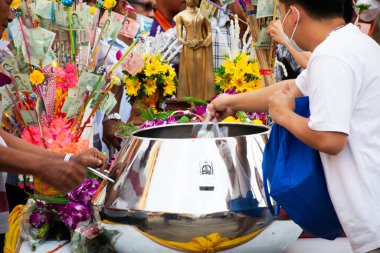 Yerel thai halkı Tak Bat Budizm Festivali 'ne katılıyor ve Tak Bat Thewo' daki Budist rahiplere Wat Lat Pladuk Tapınağı 'ndaki Budist Büyük Perhiz' i kutluyorlar.