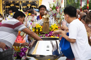 Tay halkı Tak Bat Budizm Festivali 'ne katılıyor ve 30 Ekim 2023' te Tak Bat Thewo 'daki keşişe Wat Lat Pladuk Tapınağı' nda Budist 'i kutluyor.