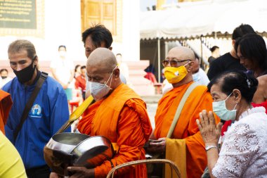 Tay halkı Tak Bat Budizm Festivali 'ne katılıyor ve 30 Ekim 2023' te Tak Bat Thewo 'daki keşişe Wat Lat Pladuk Tapınağı' nda Budist 'i kutluyor.