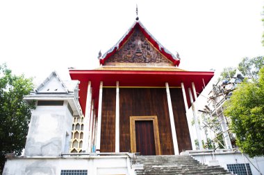 Taylandlı insanlar ve işçiler, Ang Thong, Tayland 'daki Angthong şehrindeki inşaat sahasında Wat Tha Tapınağı' nın tarihi harabelerini onarmak ve inşa etmek için çalışıyorlar.