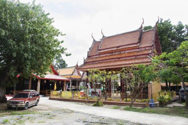 Tayland 'da, Ang Thong, Tayland' da, 31 Ekim 2023 'te Angthong' daki Angthong Tapınağı 'nda kutsal Buda' ya dua edin.