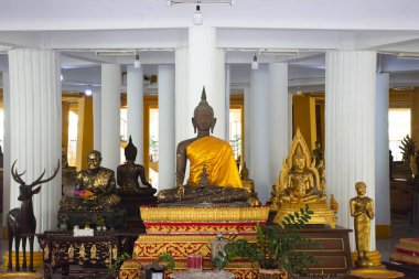 Wat Tha 'dan Chedi Si Pho Thong' un Antik Buda heykeli. Tayland 'ın Ang Thong kentindeki Angthong şehrinde dua eden kutsanmış dilek gizemini ziyaret eden Taylandlılar için tapınak.
