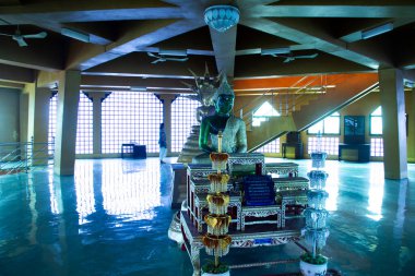 Wat Tha 'dan Chedi Si Pho Tangası' nın Antik Buda heykeli. Tayland 'ın Ang Thong şehrinde 31 Ekim 2023' te, Ang Thong şehrinde, dua duasına katılan insanlar için tapınak.