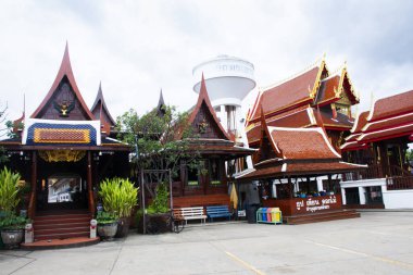 Taylandlı gezginler için antik ibadet salonu ya da antik ubosot 31 Ekim 2023 'te Ayutthaya, Tayland' da bulunan Wat Phra Khao tapınağındaki kutsal Buda 'ya veya kutsal gizeme dua edin.