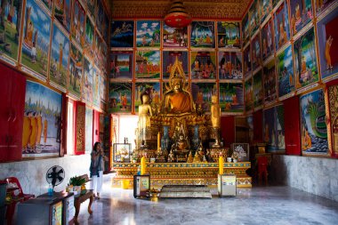 Antik Buda heykeli, Tayland Ubosot Salonu 'nda seyahat eden gezginler için kutsal Wat Muang tapınağının kutsal gizemine saygı duyarak Angthong' da 31 Ekim 2023 'te Ang Thong Tayland' da ziyaret edin.