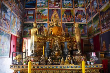 Antik Buda heykeli, Tayland Ubosot Salonu 'nda seyahat eden gezginler için kutsal Wat Muang tapınağının kutsal gizemine saygı duyarak Angthong' da 31 Ekim 2023 'te Ang Thong Tayland' da ziyaret edin.