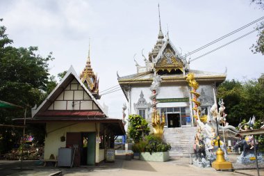 Tai yolcuları için antik cam kordinat salonu veya antik ayna ubosot. 31 Ekim 2023 'te Ang Thong, Tayland' da kutsal Buda 'ya dua edin.