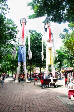 Budist Kozmoloji Ruhları 'ndaki aç hayaletler ve zombi heykelleri Tayland' ın Ang Thong Tayland şehrindeki Angthong şehrini ziyaret eden Budist Budist insanlar için Wat Muang Tapınağı 'na yerleşti.