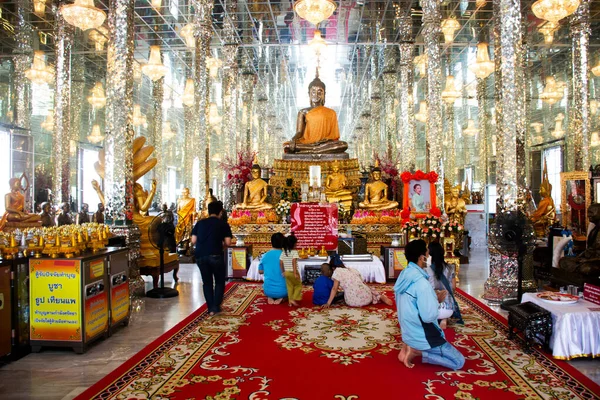 Statua Buddha Vetro Antico Ubosot Sala Viaggiatori Thailandesi Viaggio Visita Foto Stock