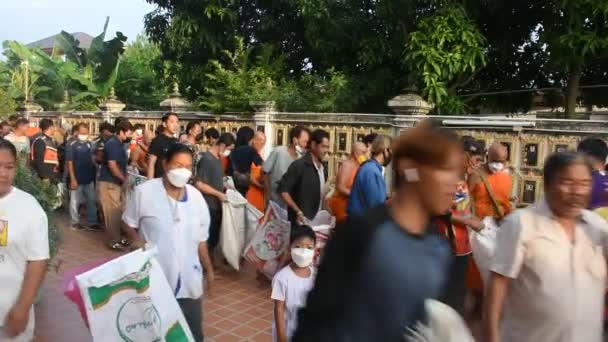 ２００２３年１０月３０日 泰国人参加了在泰国农塔布里的德巴特佛寺隆重庆祝佛教斋戒仪式 并向僧人献上了食物 — 图库视频影像