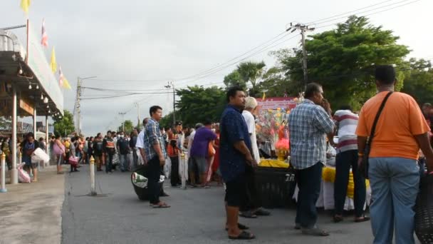 Thai Emberek Csatlakoznak Rituális Tak Bat Devo Buddhista Fesztiválhoz Ételt — Stock videók