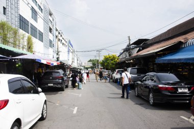 Chatuchak Haftasonu Pazarı ya da Taylandlılar ve yabancı gezginler için Jatujak yerel sokak pazarı 29 Ekim 2023 'te Bangkok, Tayland' da hediyelik eşya ve seyahat ziyareti