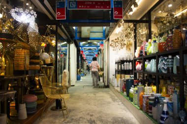 Chatuchak Haftasonu Pazarı ya da Taylandlılar ve yabancı gezginler için Jatujak yerel sokak pazarı 29 Ekim 2023 'te Bangkok, Tayland' da hediyelik eşya ve seyahat ziyareti