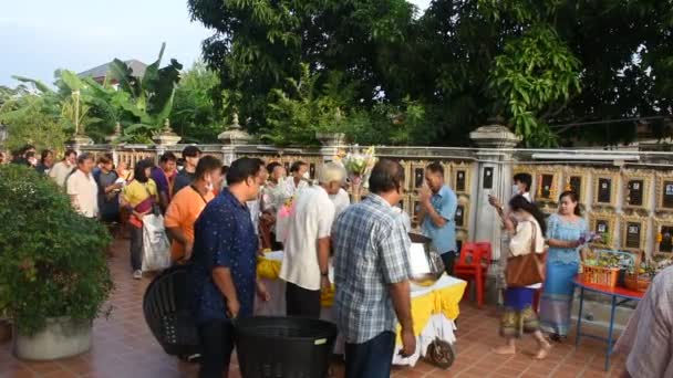 ２００２３年１０月３０日 泰国人参加了在泰国农塔布里的德巴特佛寺隆重庆祝佛教斋戒仪式 并向僧人献上了食物 — 图库视频影像