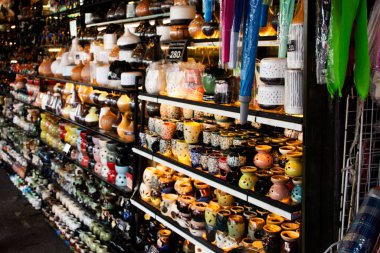 Chatuchak Haftasonu Pazarı ya da Taylandlılar ve yabancı gezginler için Jatujak yerel sokak pazarı 29 Ekim 2023 'te Bangkok, Tayland' da hediyelik eşya ve seyahat ziyareti