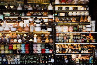 Chatuchak Haftasonu Pazarı ya da Taylandlılar ve yabancı gezginler için Jatujak yerel sokak pazarı 29 Ekim 2023 'te Bangkok, Tayland' da hediyelik eşya ve seyahat ziyareti