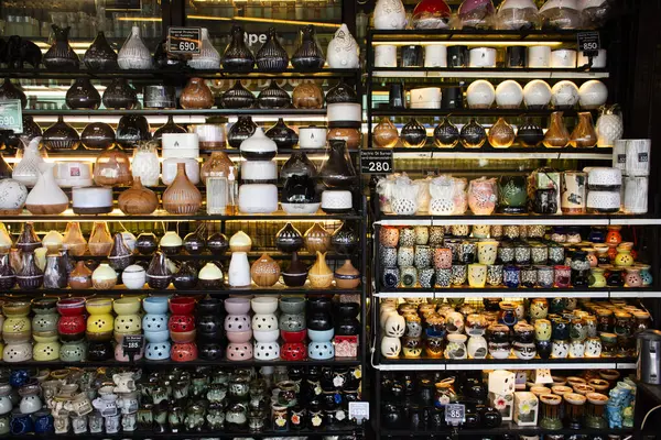 Chatuchak Haftasonu Pazarı ya da Taylandlılar ve yabancı gezginler için Jatujak yerel sokak pazarı 29 Ekim 2023 'te Bangkok, Tayland' da hediyelik eşya ve seyahat ziyareti