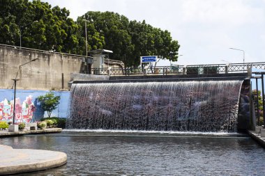 Tedavi için Khlong Yuan Chuan Rak kanalındaki manzara manzarasına bakın. Kaliteli su ve Tayland halkı 2 Kasım 2023 'te Nakhon Sawan, Tayland' daki Ban Ko Yuan köyünü ziyaret edin.