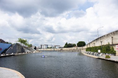 Nakhonsawan 'ın Khlong Yuan Rak Kanalı' ndaki manzarasına bakın ve Taylandlılar 2 Kasım 2023 tarihinde Nakhon Sawan Tayland 'da Pak Nam Pho' daki Ban Ko Yuan köyünü ziyaret edin.