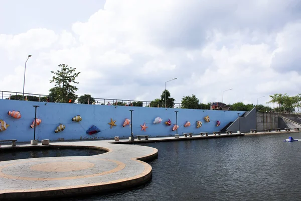 Khlong Yuan Chuan Rak kanalı duvarında kağıt lamba fener balığı modeli olan Taylandlı gezginler için seyahat ve rahatlama için Nakhon Sawan Tayland 'ın Pak Nam Pho şehrindeki Ban Ko Yuan köyünü ziyaret edin.