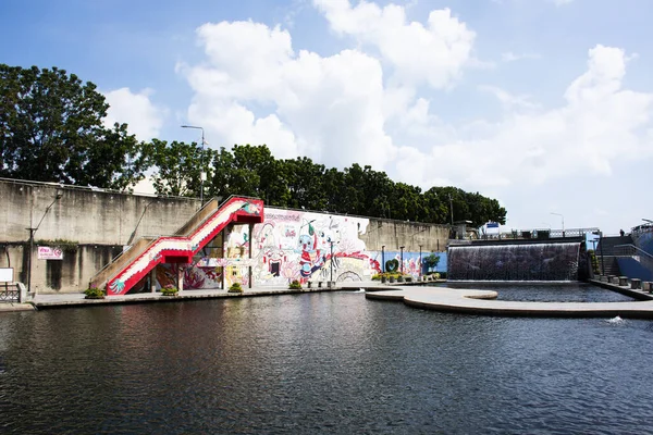 Khlong Yuan Chuan Rak Kanal Bölgesi tedavi için Taylandlılar ile kaliteli suyu iyileştirmek için 2 Kasım 2023 'te Nakhon Sawan Tayland' da Pak Nam Pho 'daki Ban Ko Yuan köyündeki grafitiyi ziyaret edin.