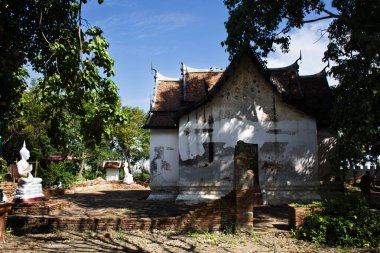 Antik ibadet salonu ya da Tayland için antik ubosot harabeleri ziyaret edip dua edin Buda 'nın kutsal Wat Noi Luang Phor Niam tapınağı Suphan Buri, Tayland