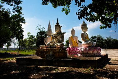 Antik Buda heykeli, Tayland 'ın başkenti Suphan Buri' de 7 Kasım 2023 'te kutsanmış Wat Noi Luang Phor Niam Tapınağı' nda kutsanmış dua dileklerine saygılarını sunmak için seyahat eden Tayland halkı için antik ilahiyat meleği.