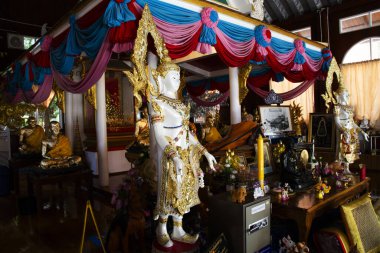 Luang Phor Niam Budist aziz kutsal arhat veya Budizm soylu keşiş arahant ve tanrı meleği Buddha. Tayland 'ın başkenti Suphan Buri' de 7 Kasım 2023 'te, Wat Noi Tapınağı' nda yapılan duaya saygı duyun.