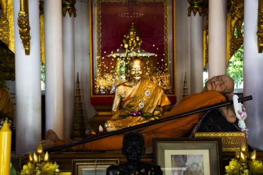 Luang Phor Niam Budist aziz kutsal arhat veya Budizm soylu keşiş arahant ve tanrı meleği Buddha. Tayland 'ın başkenti Suphan Buri' de 7 Kasım 2023 'te, Wat Noi Tapınağı' nda yapılan duaya saygı duyun.