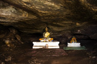 Tayland 'ın başkenti Suphan Buri' de bulunan U Thong şehrinde bulunan Wat Khao Phra Si San Chayaram tapınağının kutsal dileğine saygı duyarak antik Buda heykelini ziyaret edin.