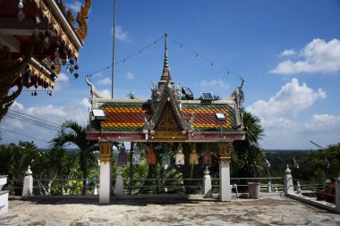 Wat Khao Phra Si Sanşhayaram Tapınağı 'nın antik demir çan kulesindeki antik demir çan kulesi Tayland' ın başkenti Suphan Buri 'de kutsanmış Buda' ya saygı göstermek için seyahat ziyaretine gelmiş.