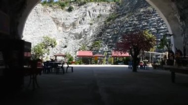 Gezginler için tünel dağı Tai halkı için kutsal dualara saygı duacı Buda 'nın kutsal meleği Wat Khao Tham Thiam mağarasında 7 Kasım 2023 tarihinde Suphan Buri Tayland' da