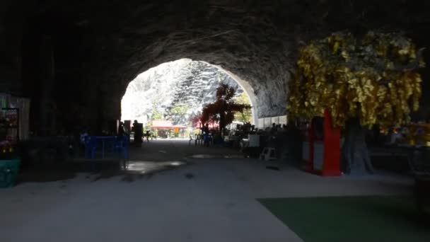 Túnel Montanha Para Viajantes Thai Pessoas Viagem Visita Respeito Orando — Vídeo de Stock